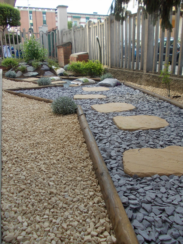 Japanese Stepping Stones/Cotswold Chippings/Plum Slate